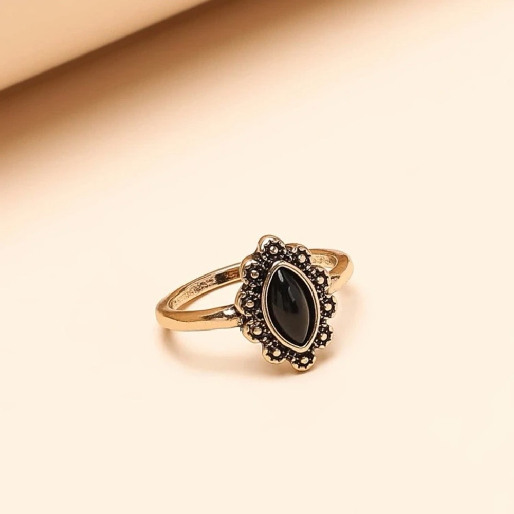 Vintage Woman’s Antique Gold Black Onyx Oval Natural Stone Floral Victorian Ring - Picture 4 of 13